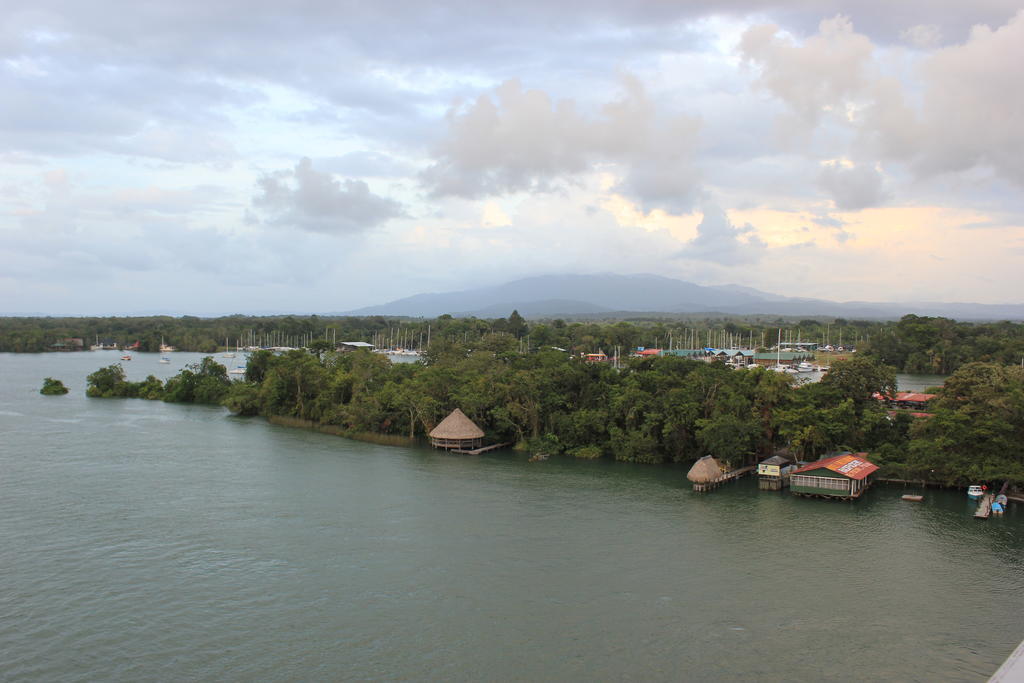 Hotel Y Restaurante Backpackers Rio Dulce Exterior photo