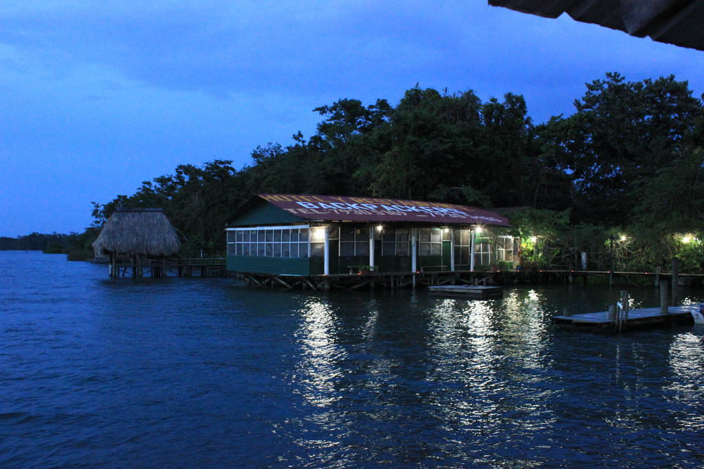 Hotel Y Restaurante Backpackers Rio Dulce Exterior photo