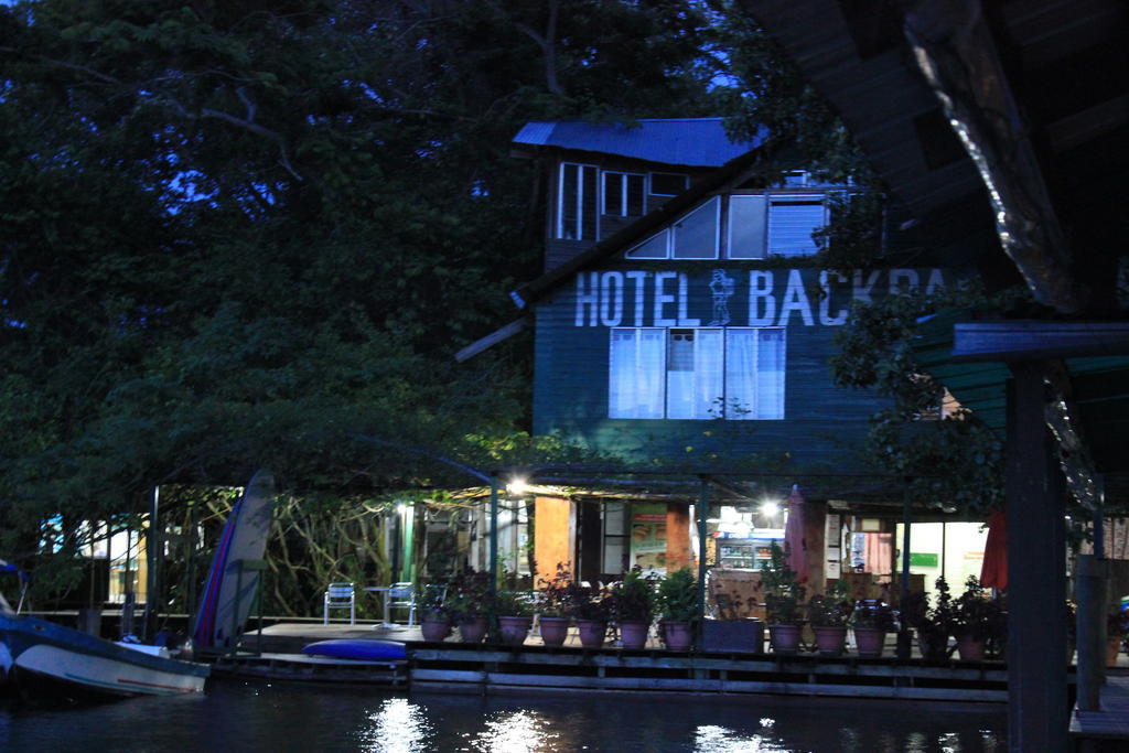 Hotel Y Restaurante Backpackers Rio Dulce Exterior photo