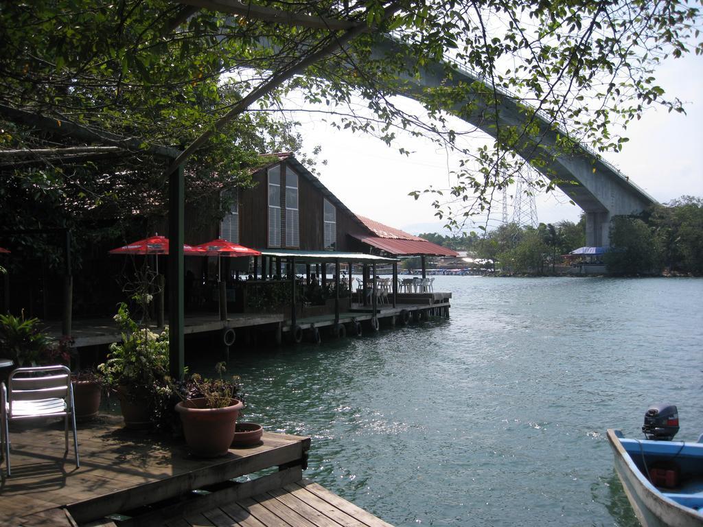 Hotel Y Restaurante Backpackers Rio Dulce Exterior photo