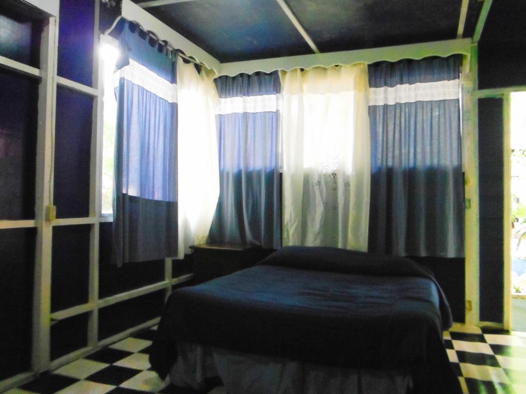 Hotel Y Restaurante Backpackers Rio Dulce Room photo