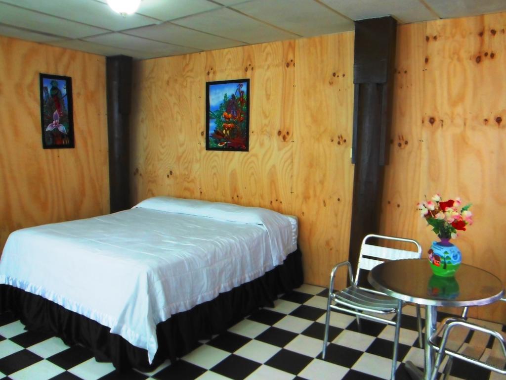 Hotel Y Restaurante Backpackers Rio Dulce Room photo