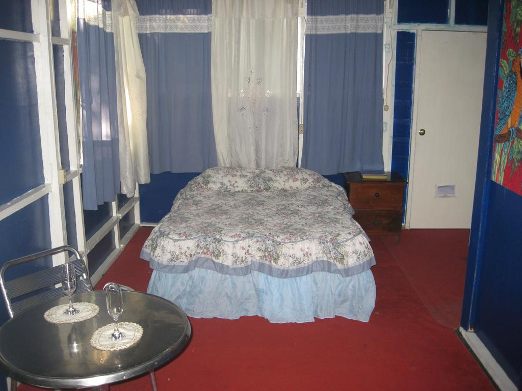 Hotel Y Restaurante Backpackers Rio Dulce Exterior photo