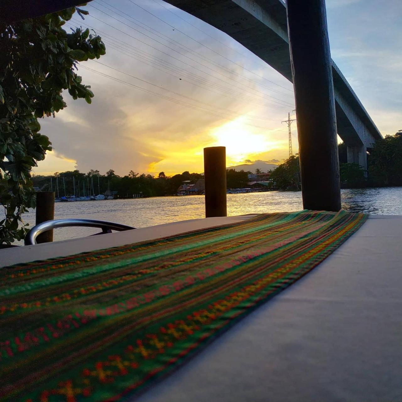 Hotel Y Restaurante Backpackers Rio Dulce Exterior photo