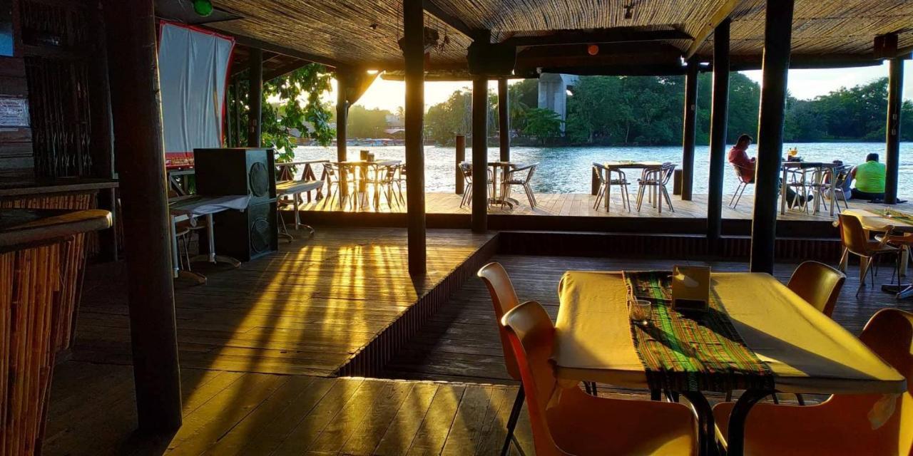 Hotel Y Restaurante Backpackers Rio Dulce Exterior photo